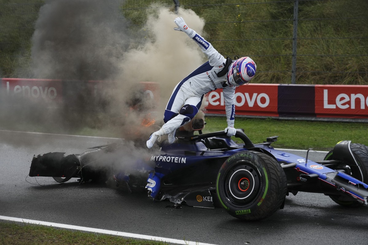 dpatopbilder - 24.08.2024, Niederlande, Zandvoort: Motorsport: Formel-1-Weltmeisterschaft, Grand Prix der Niederlande, 3. Freies Training: Der Williams-Pilot Logan Sargeant aus den USA springt nach ei ...