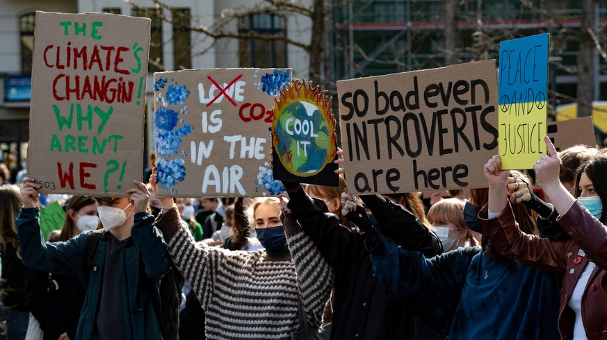 Teilnehmerinnen beim Klimastreik von Fridays for Future am Invalidenpark halten Plakate. Beim zehnten globalen Klimastreik an diesem Freitag wollen nach Angaben der Klimabewegung Menschen überall auf  ...