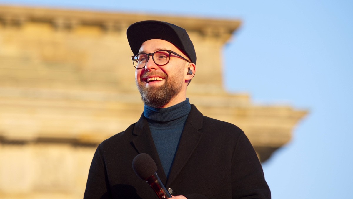 Mark Forster bei der Kundgebung und dem Friedenskonzert Sound Of Peace gegen den Krieg in der Ukraine am Brandenburger Tor. Berlin, 20.03.2022 *** Mark Forster at the rally and peace concert Sound Of  ...
