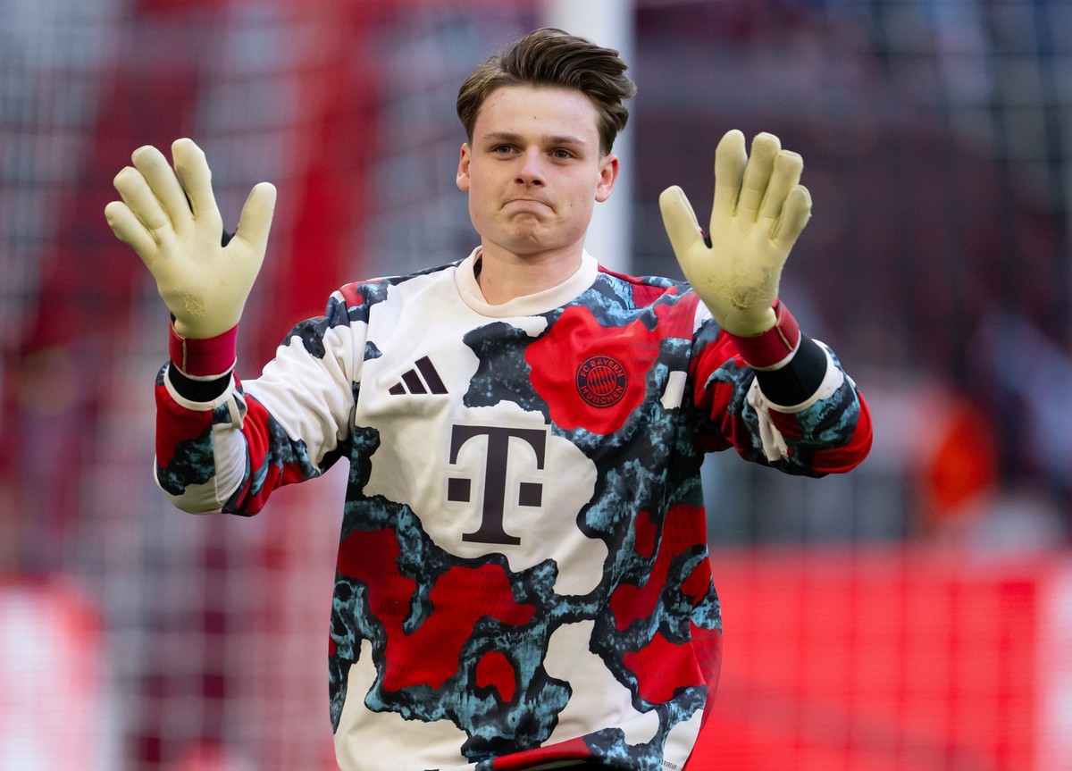 ARCHIV - 01.02.2025, Bayern, München: Fußball: Bundesliga, Bayern München - Holstein Kiel, 20. Spieltag in der Allianz Arena. Torwart Jonas Urbig von München wärmt sich auf. (zu dpa: «Neuer mit Torwar ...