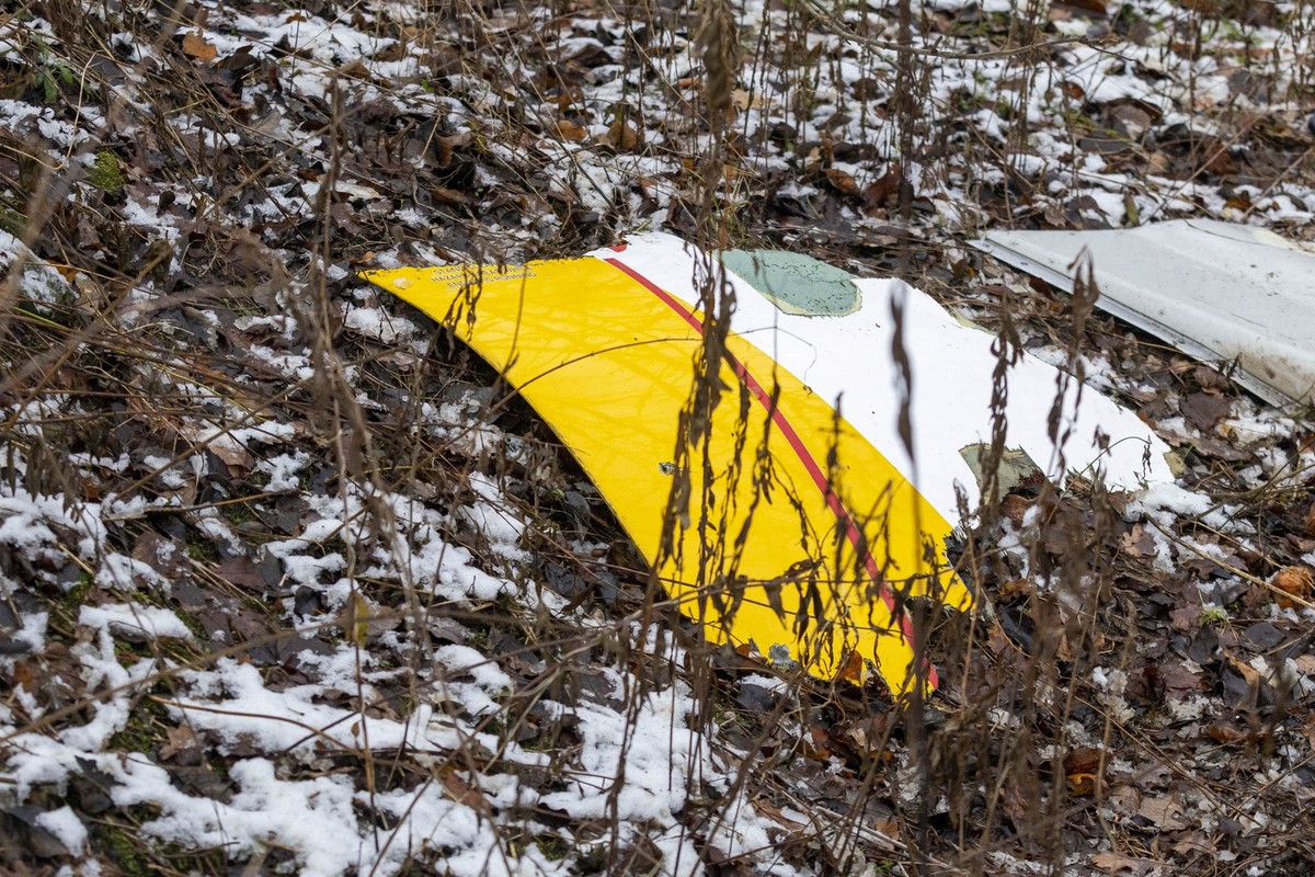 25.11.2024, Litauen, Vilnius: Ein Trümmerteil eines DHL-Frachtflugzeugs, das in ein Haus gestürzt ist, ist in der Nähe der litauischen Hauptstadt Vilnius zu sehen. Foto: Mindaugas Kulbis/AP +++ dpa-Bi ...