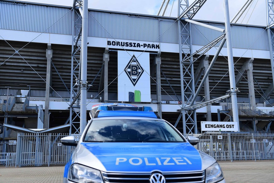 Fu�ball 1. Bundesliga 21. Spieltag Borussia M�nchengladbach - 1. FC K�ln am 11.03.2020 im Borussia-Park in M�nchengladbach Ein Polizeiwagen steht vor dem Eingang Ost im Borussia-Park DFL regulations p ...