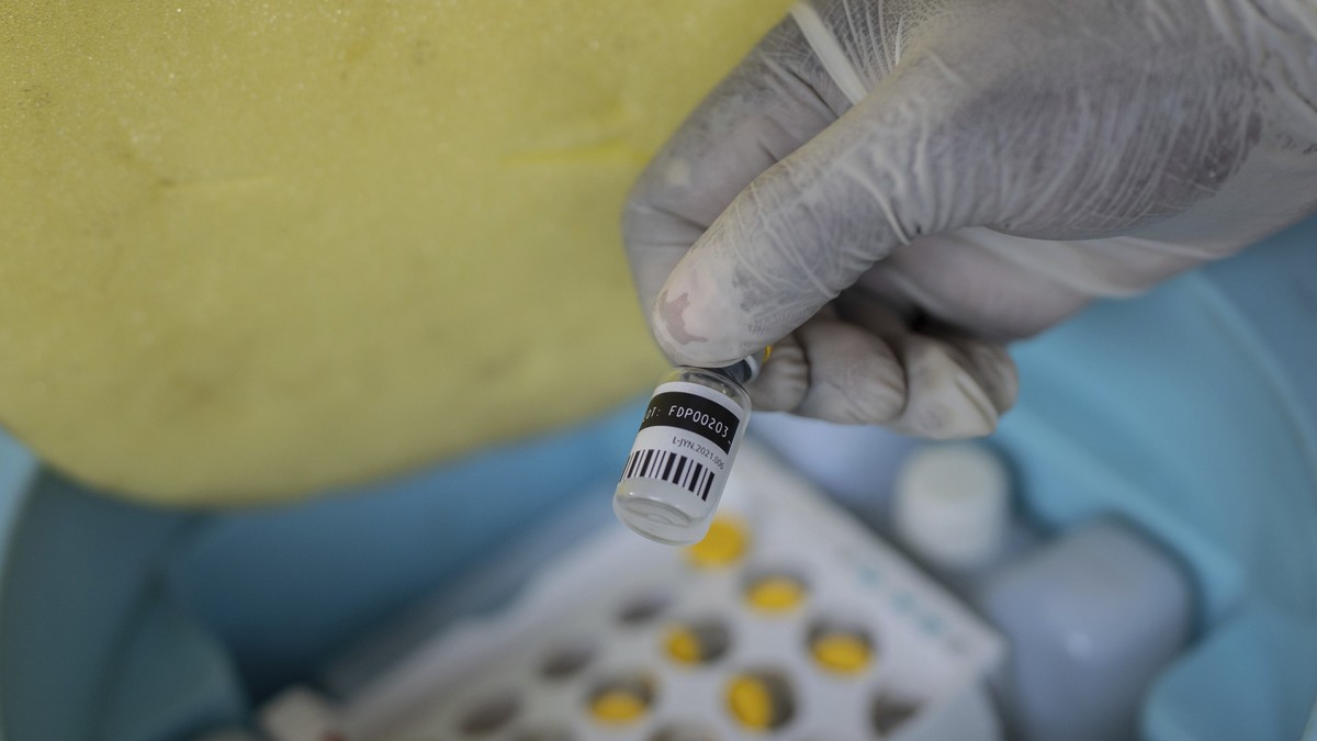 05.10.2024, Demokratische Republik Kongo, Goma: Eine Krankenschwester hält im Allgemeinen Krankenhaus in Goma ein Fläschchen mit Mpox-Impfstoff in der Hand. Dem Virus sind in dem Land schon hunderte M ...