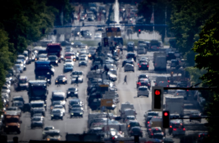 PRODUKTION - 31.05.2021, Berlin: Autos, LKW und Lieferfahrzeuge fahren auf dem Kaiserdamm in der Hauptstadt stadteinw