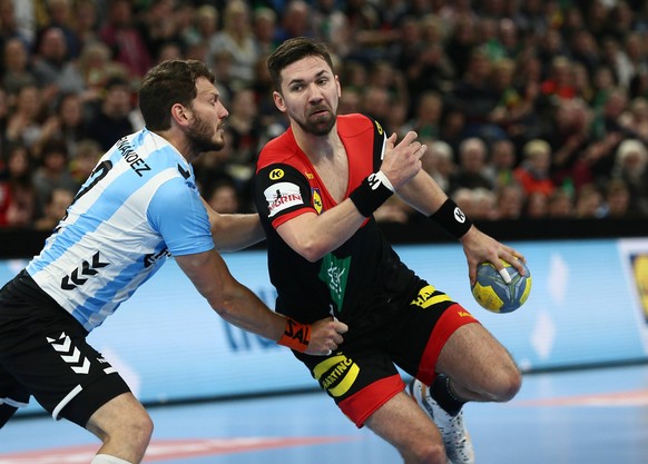 Handball Testspiel 2018/2019 - Deutsche Nationalmannschaft vs. Argentinien Fabian Wiede (Deutschland) im Zweikampf mit Federico Gaston Fernandez (Argentinien) . Sparkassen-Arena Kiel Foto: Frank Schoo ...