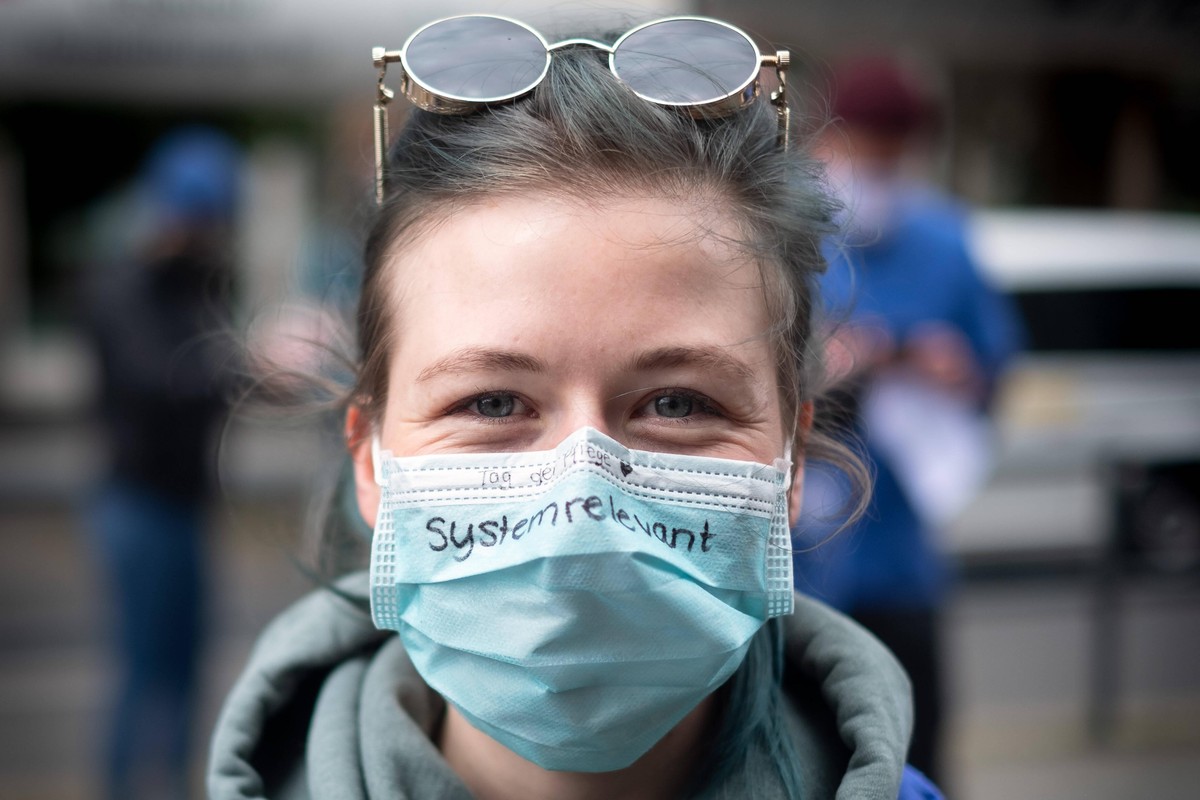 Pflegeprotest - Die Pflege schnappt nach Luft Am Tag der Pflege demonstriert das Aktionsbündnis Gesundheit ohne Profite mit einem Sprech-Chor von bezahlten und unbezahlten Pflegenden unter dem Motto D ...