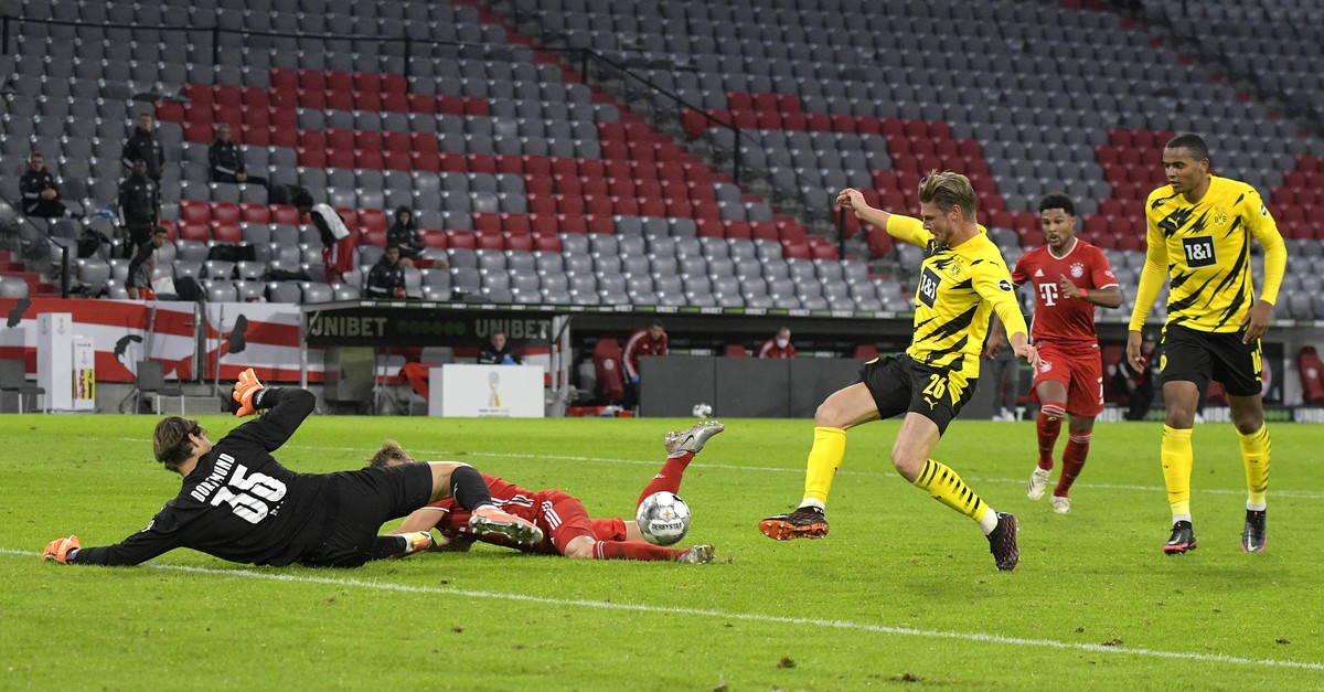 30.09.2020, Fussball Supercup: FC Bayern - Borussia Dortmund 30.09.2020, Fussball DFL-Supercup 2020, FC Bayern München - Borussia Dortmund, in der Allianz-Arena München. Tor zum 3:2, mi., L-R Torwart ...