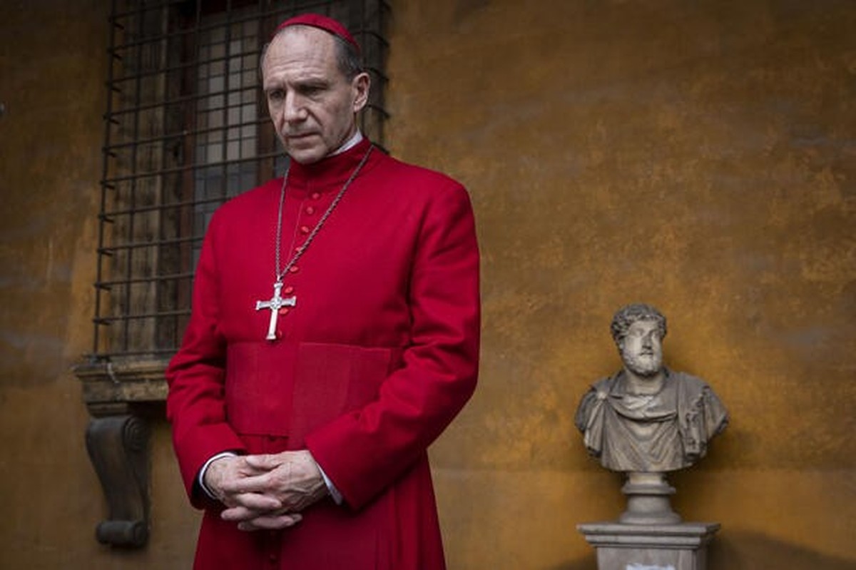 Ralph Fiennes spielt die Hauptrolle in "Konklave".