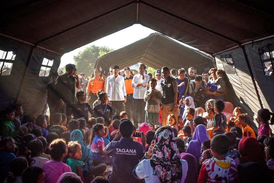 Indonesian President Joko Widodo (C) talks to earthquake victims inside a makeshift tent at Madayin village in Lombok Timur, Indonesia, July 30, 2018. Antara Foto/Ahmad Subaidi/via REUTERS - ATTENTION ...