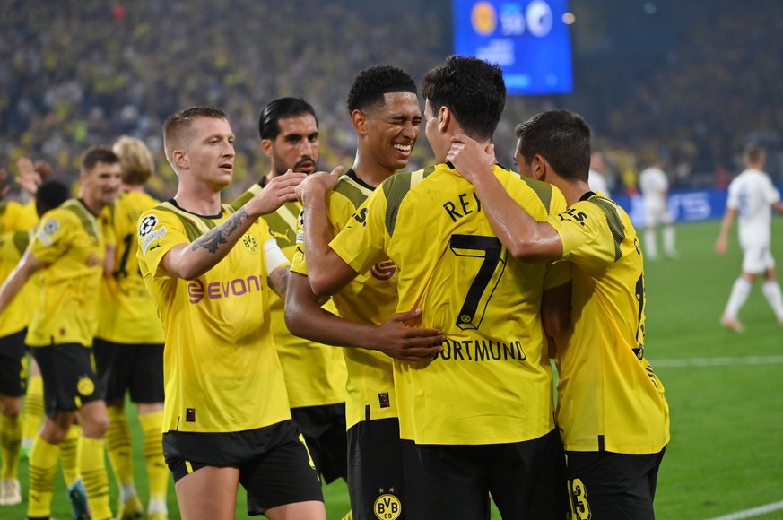 Jubel 3:0, v.re., Raphael Guerreiro Borussia Dortmund, Giovanni Reyna Borussia Dortmund, Jude Bellingham Borussia Dortmund, Marco Reus Borussia Dortmund 06.09.2022, Fussball Champions League, Saison 2 ...