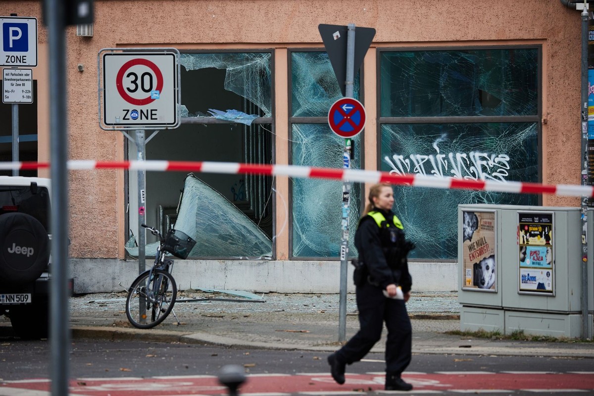 01.01.2025, Berlin: Durch die Explosion einer mutma�lichen Kugelbombe sind zahlreiche Fensterscheiben in der Vorbergstra�e im Stadtteil Sch�neberg zu Bruch gegangen. Foto: J�rg Carstensen/dpa +++ dpa- ...