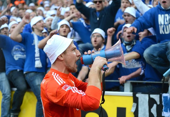 Lars Unnerstall feiert nach dem Derby-Sieg 2012 mit den Schalke-Fans.
