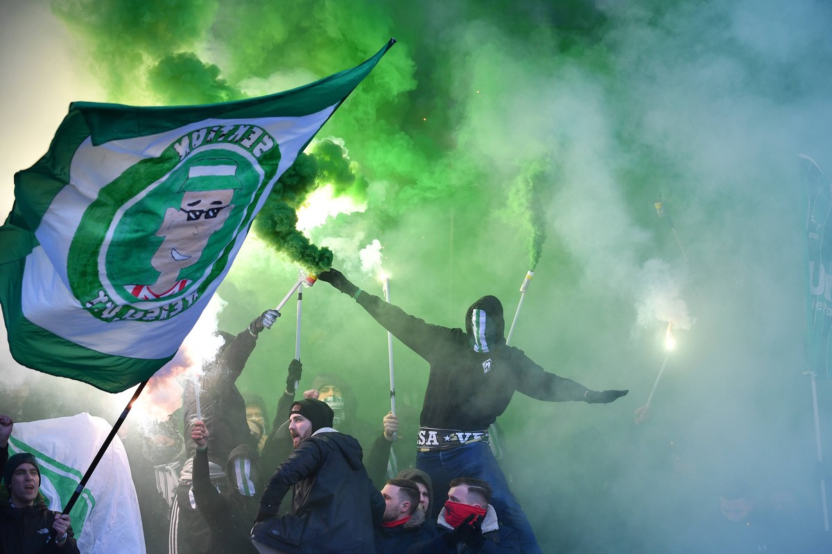Pyrotechnik,Feuerwerk,Feuer, Flammen,Bengalo,Bengalos im Bremer Fanblock, Fans,Fussballfans,vermummt,Vermummung. Stimmung,Randale. Fussball 1. Bundesliga, 20.Spieltag,Spieltag20, 1.FC Nuernberg (N) -  ...