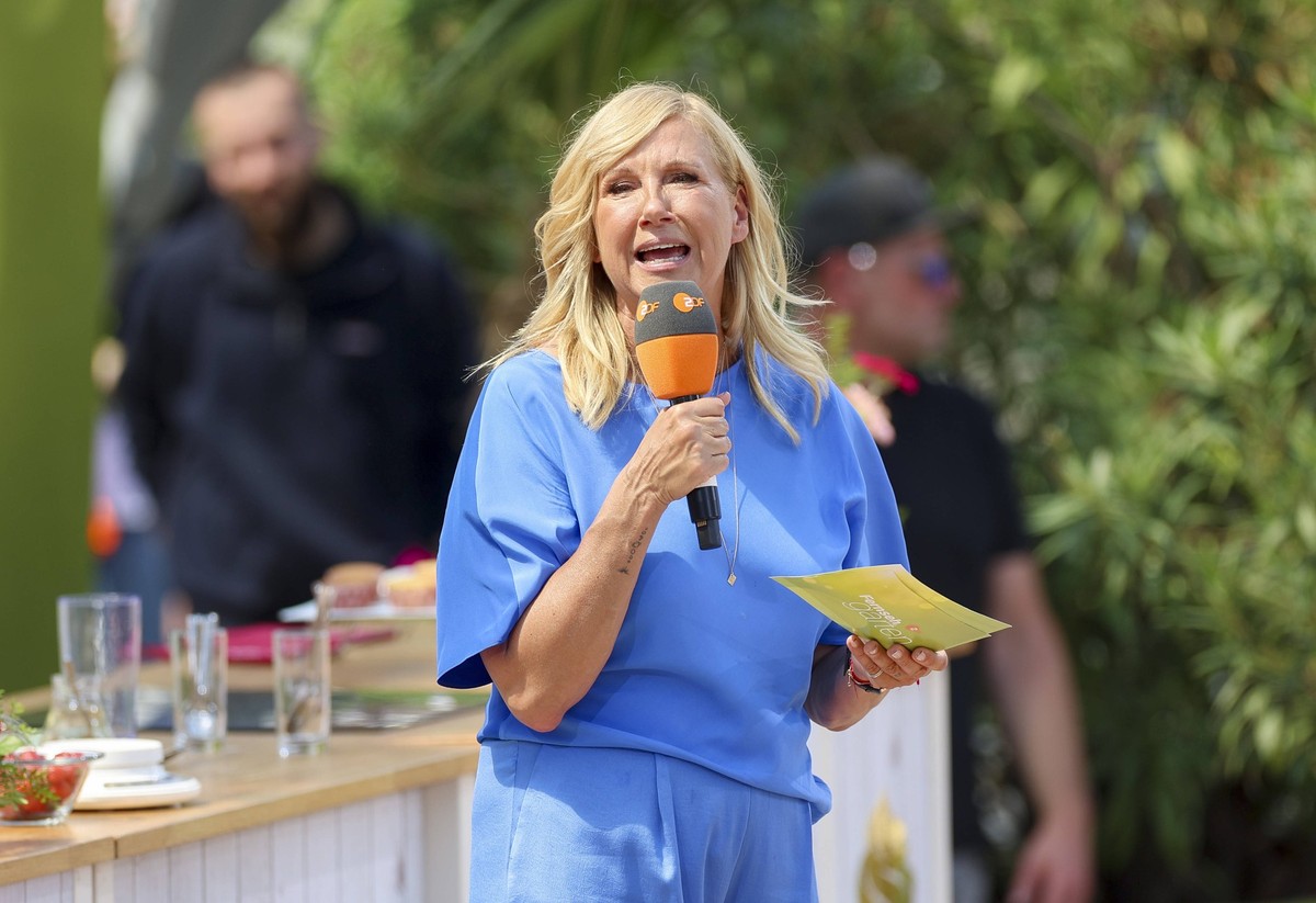 Moderatorin Andrea Kiewel ZDF steht auf der Buehne, , ZDF-Fernsehgarten, Sendezentrum Lerchenberg, 12.05.2024, Mainz, Deutschland. *** Presenter Andrea Kiewel ZDF is on stage, , ZDF Fernsehgarten, Bro ...