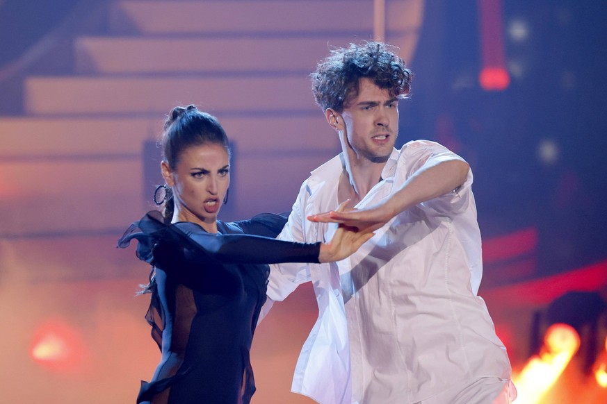 Tänzerin Ekaterina Leonova und Mentalist Timon Krause bei der 16. Staffel der RTL-Tanzshow Let s Dance im MMC Coloneum. Köln, 28.04.2023 NRW Deutschland *** Dancer Ekaterina Leonova and mentalist Timo ...