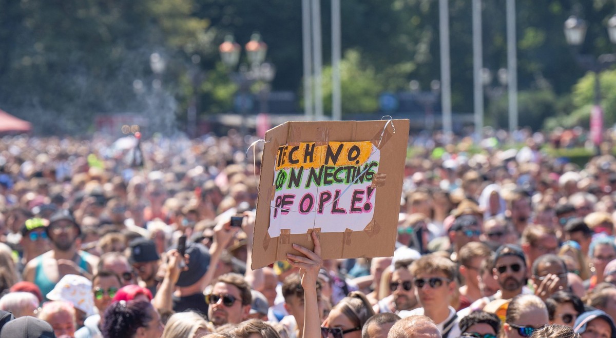 RECORD DATE NOT STATED Rave The Planet Techno-Parade zog durch Berlin Rave The Planet Techno-Parade zog auf der Straße des 17. Juni zum Brandenburger Tor zur Siegesäule in Berlin Mitte und zurück. Mit ...