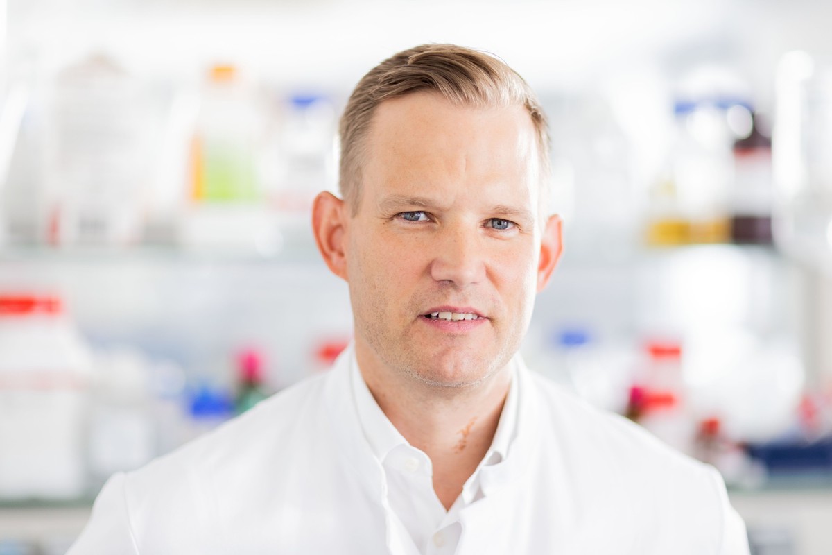ARCHIV - 04.10.2021, Nordrhein-Westfalen, Bonn: Hendrik Streeck, Direktor des Instituts f�r Virologie an der Uniklinik Bonn, steht in einem Labor seines Institutes. Der Virologe rechnet mit einem Anst ...