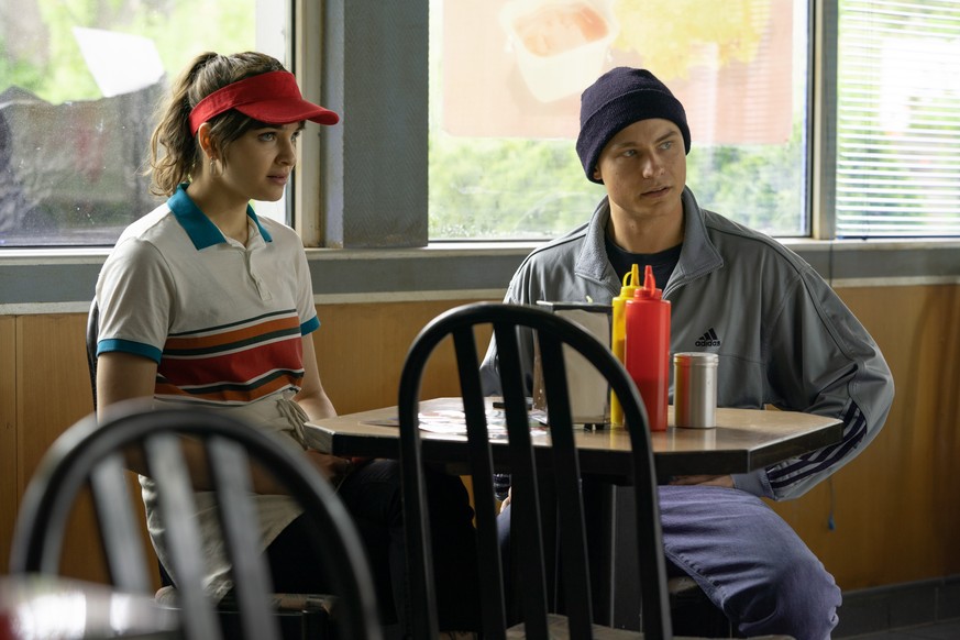 Erstes Date im Fast-Food-Laden: Isi (Lisa Vicari) und Ossi (Dennis Mojen) im neuen Netflix-Film.
