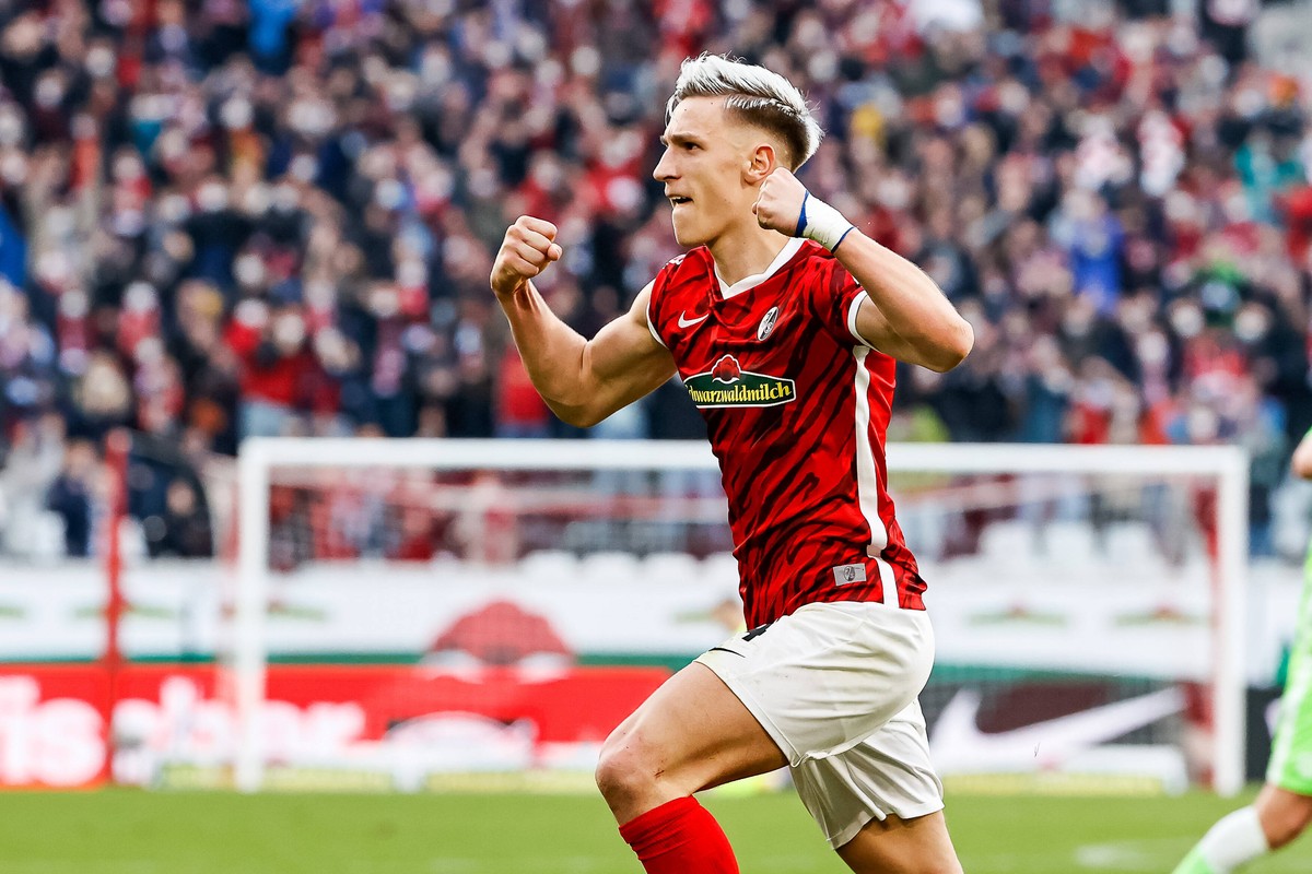Torjubel bei Nico Schlotterbeck SC Freiburg 04 nach seinem Tor zum 3:2, GER, SC Freiburg vs. VfL Wolfsburg, Fussball, Bundesliga, 26. Spieltag, Spielzeit 2021/2022, 12.03.2022 DFL REGULATIONS PROHIBIT ...