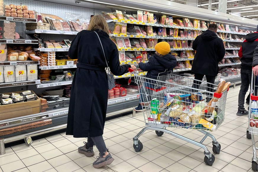 ARCHIV - 18.03.2022, Russland, Moskau: Supermarkt im Aviapark-Einkaufszentrum in Moskau. Während Russland Teile der Ukraine in Schutt und Asche legt und Millionen Menschen in die Flucht treibt, ist in ...