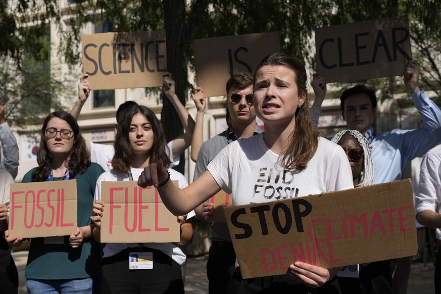 04.12.2023, Vereinigte Arabische Emirate, Dubai: Luisa Neubauer (vorne), Klimaaktivistin aus Deutschland, nimmt an einem Protest gegen fossile Brennstoffe auf während der Weltklimakonferenz der Verein ...