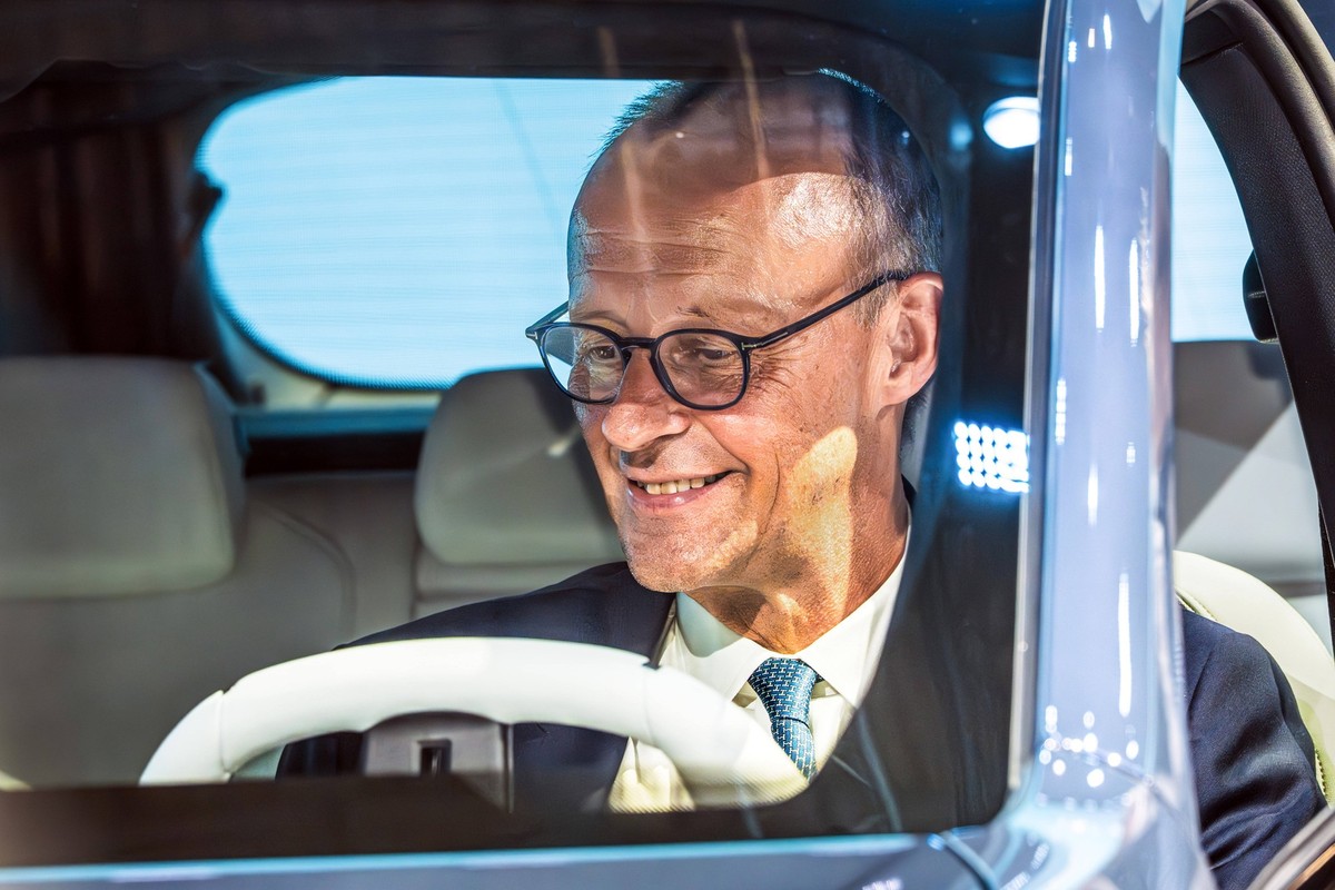 Bundeskanzler Friedrich Merz am Steuer des neuen BMW iX3, Elektro SUV, Messerundgang zur Er�ffnung der IAA Mobility 2025, Messe M�nchen, 9. September 2025 Deutschland, M�nchen, 9. September 2025, Bund ...