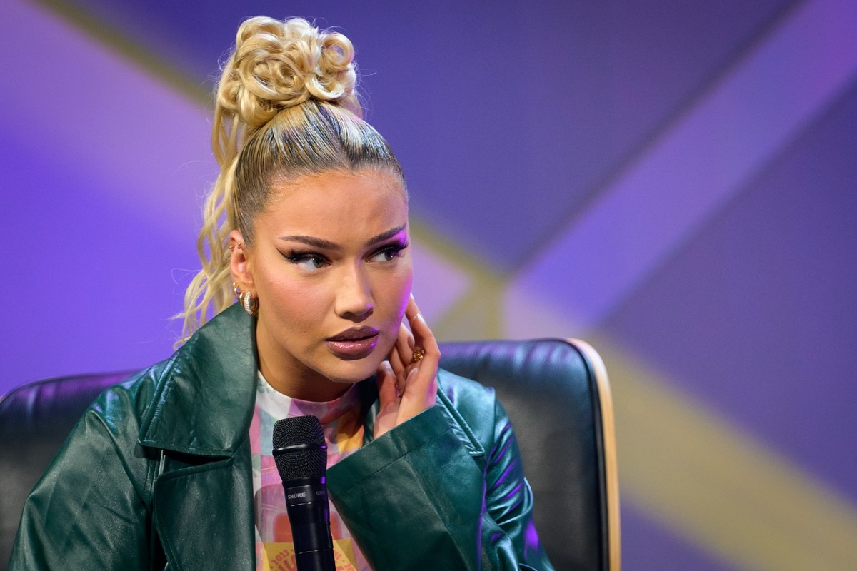 ARCHIV - 18.05.2022, Hamburg: Rapperin Shirin David w�hrend eines Talks beim Digital-Festival OMR auf der B�hne. (zu dpa: ��Bauch Beine Po� bleibt auf Platz eins�) Foto: Jonas Walzberg/dpa +++ dpa-Bil ...