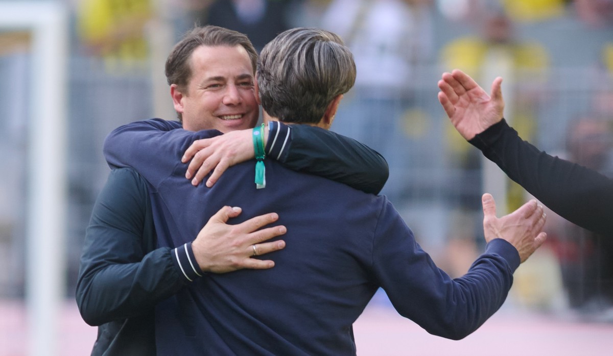 17.05.2025, Nordrhein-Westfalen, Dortmund: Fu�ball: Bundesliga, Borussia Dortmund - Holstein Kiel, 34. Spieltag, Signal Iduna Park. Dortmunds Gesch�ftsf�hrer Sport Lars Ricken (l) umarmt Trainer Niko  ...