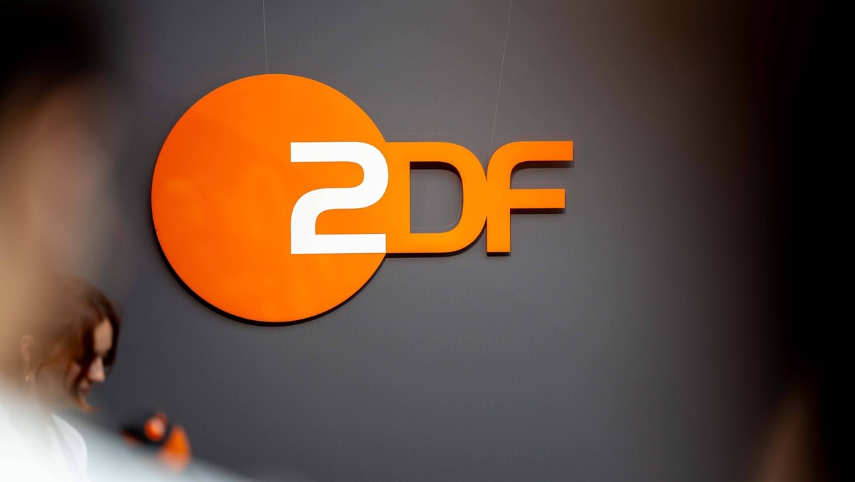 Berlin, Deutschland. 27. Mai 2024. ZDF-Logo auf der re:publica 2024 unter dem Motto Who cares in der Station Berlin beim Gleisdreieck. Berlin *** Berlin, Germany 27 May 2024 ZDF logo at re publica 202 ...
