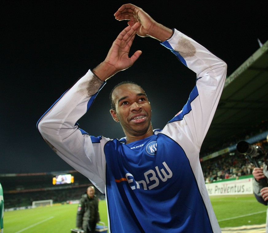 Im Jahr 2007 trug der junge Naldo noch Zahnspange und das Trikot des Karslruher SC. Reingelegt! Der Verteidiger, seinerzeit noch Bremer, trug das blau-weißen Dress natürlich nur wegen eines Trikottausches.