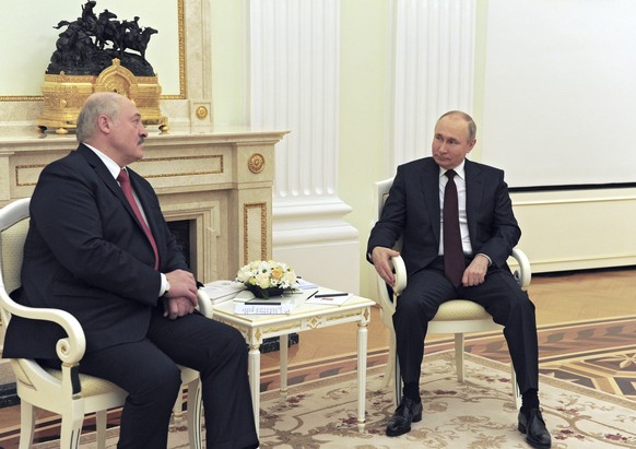 22.04.2021, Russland, Moskau: Alexander Lukaschenko (l), Pr�sident von Belarus, spricht mit Wladimir Putin, Pr�sident von Russland, bei einem gemeinsamen Treffen. Bei dem Treffen der beiden Machthaber ...
