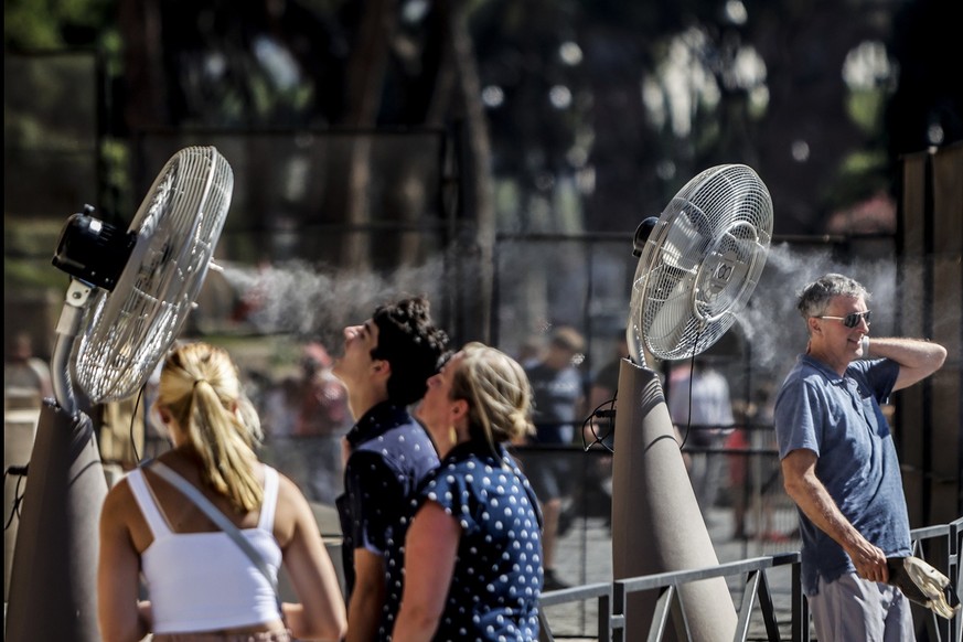 Mit Wassertropfen versuchen die Menschen in Rom, sich von der Hitze abzukühlen. Solche umfunktionierten "Ventilatoren mit Wasserkühlung" stehen etwa vor dem Kolosseum. 