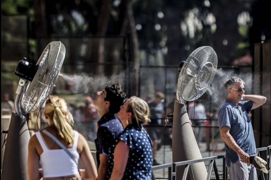 Mit Wassertropfen versuchen die Menschen in Rom, sich von der Hitze abzukühlen. Solche umfunktionierten "Ventilatoren mit Wasserkühlung" stehen etwa vor dem Kolosseum.