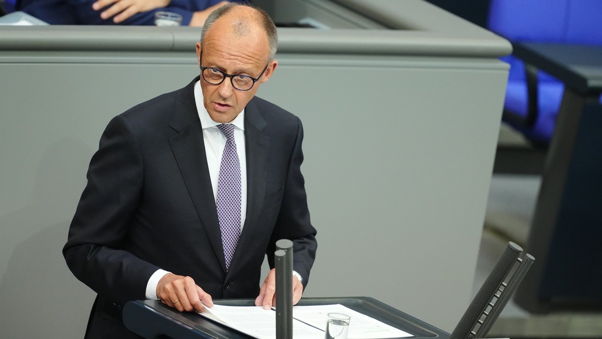 24.06.2025, Berlin: Bundeskanzler Friedrich Merz (CDU) gibt im Bundestag eine Regierungserklärung zu den bevorstehenden Gipfeltreffen der Nato und der EU ab. Die Nato will das Ziel für die Verteidigun ...