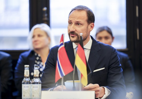 08.11.2023, Hamburg: Haakon, Kronprinz von Norwegen, spricht bei einem wirtschaftspolitischen Roundtable in der Handelskammer. Der norwegische Kronprinz ist zu einem viertägigen Besuch nach Deutschlan ...