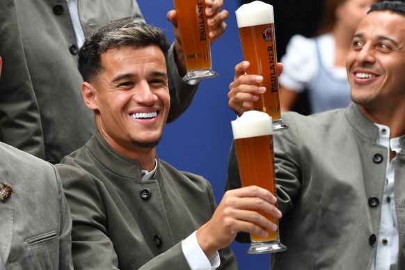 Philippe COUTINHO (Bayern Muenchen),, re:Thiago ALCANTARA (FCB). in Lederhosen,Tracht,mit Weissbier,Bier ,zuprosten. FC Bayern Muenchen-Paulaner Foto Shooting zum Oktoberfest,am 01.09.2019. *** Philip ...