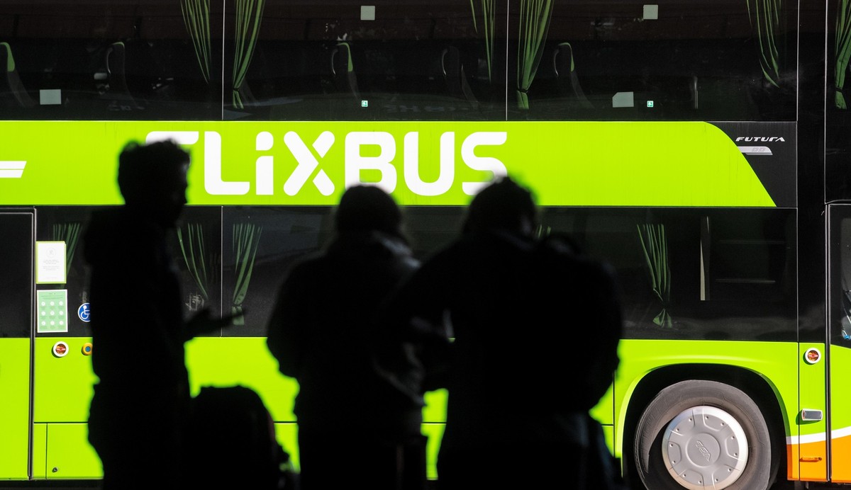 ARCHIV - 04.09.2021, Bayern, München: Der Fernbusanbieter Flixbus begann 2011 als Geschäftsidee dreier Studenten. (zu dpa: «Per Flixbus direkt von Bayern nach London») Foto: Sven Hoppe/dpa +++ dpa-Bil ...