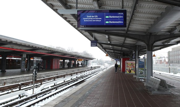 Auf einem Zugzielanzeiger auf einem Bahnsteig vom Bahnhof Barmbek wird auf den Streik der Gewerkschaft Deutscher Lokomotivf�hrer und dessen Auswirkungen auf den S-Bahnverkehr hingewiesen. Barmbek Hamb ...