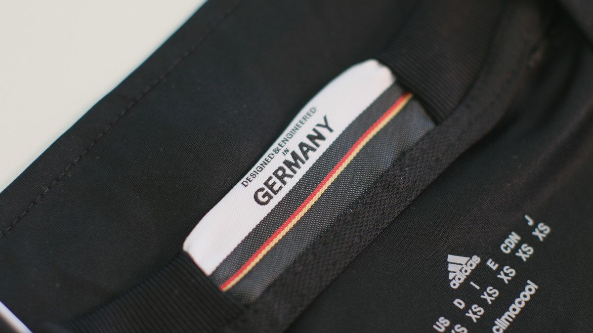 Atmungsaktiv und mit Liebe zum Detail: Manuel Neuers Torwarttrikot der Euro 2016 als Fake-Version