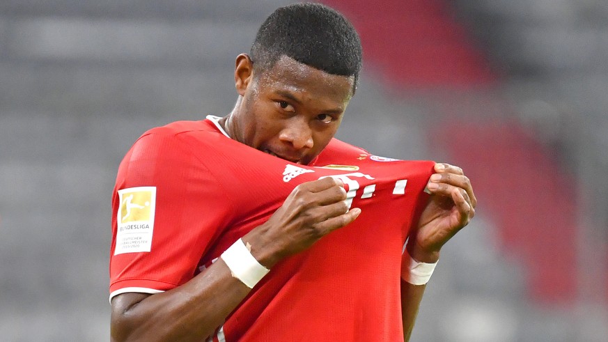 David ALABA Bayern Muenchen, zieht an seinem Triikot. Aktion,Einzelbild,angeschnittenes Einzelmotiv,Halbfigur,halbe Figur, Fussball 1. Bundesliga Saison 2020/2021,30.Spieltag, Spieltag30, FC Bayern Mu ...