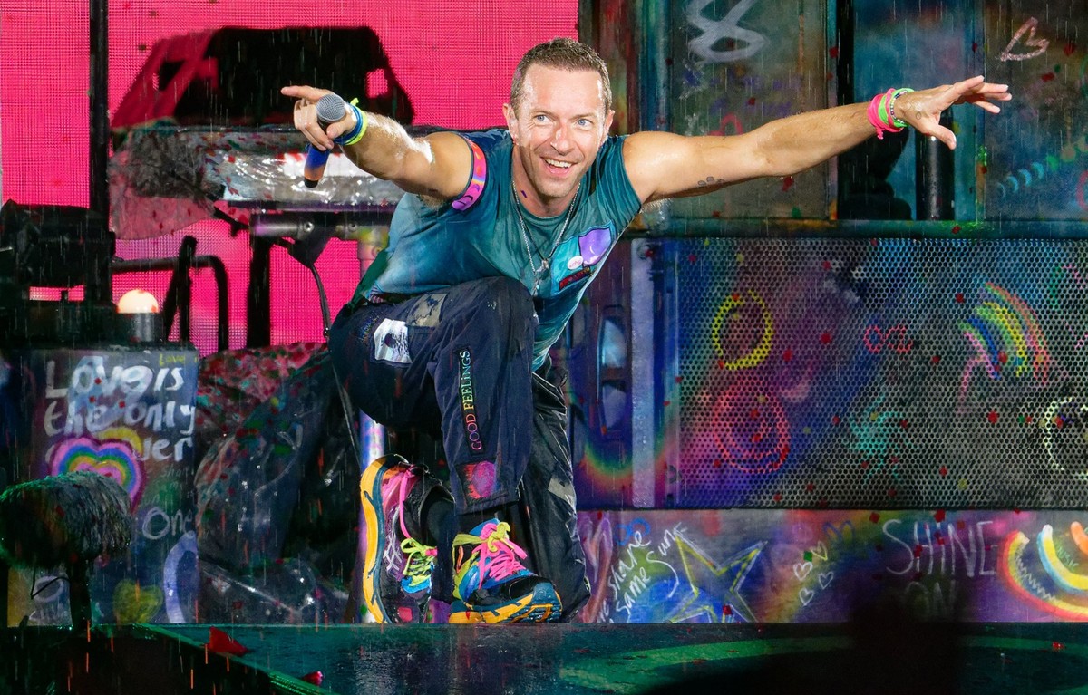 ARCHIV - 20.07.2024, Nordrhein-Westfalen, Düsseldorf: Chris Martin, Sänger der britischen Band Coldplay steht am 15.10.2024 bei einem Konzert im Rahmen der &quot;Music of the Spheres Tour 2024&quot; b ...