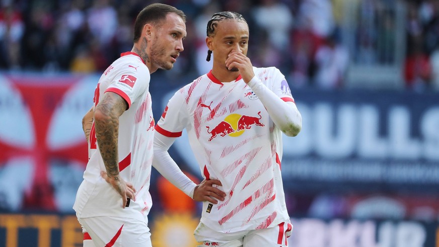 David Raum redet mit Xavi Simons vor Freistoß / Aktion / Oberkörper / / Fußball Fussball / DFL Bundesliga Herren / 3.Spieltag Saison 2024/2025 / 14.09.2024 / RasenBallsport RB Leipzig RBL vs. 1.FC Uni ...