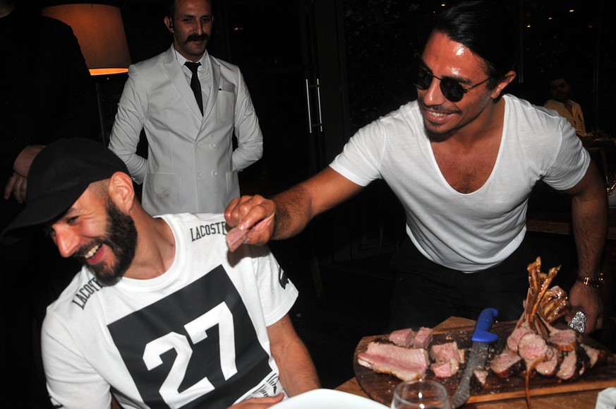 Er füttert die Stars: Nusret Gökçe alias SaltBae hier mit Karim Benzema (l.).