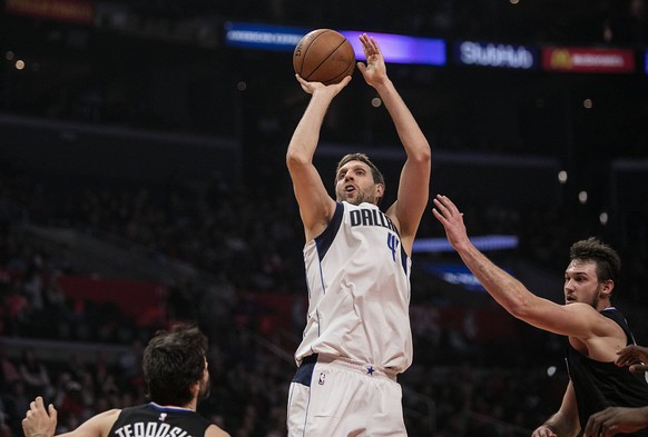 Bilder des Tages - SPORT February 5, 2018 - Los Angeles, California, U.S - Dirk Nowitzki 41 of the Dallas Mavericks takes a shot during their NBA Basketball Herren USA game with the Los Angeles Clippe ...