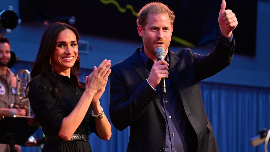 12.09.2023, Nordrhein-Westfalen, Düsseldorf: Prinz Harry von Großbritannien und seine Frau, Meghan, Herzogin von Sussex, stehen während der Invictus Games in Düsseldorf auf der Bühne. Beide nahmen an  ...