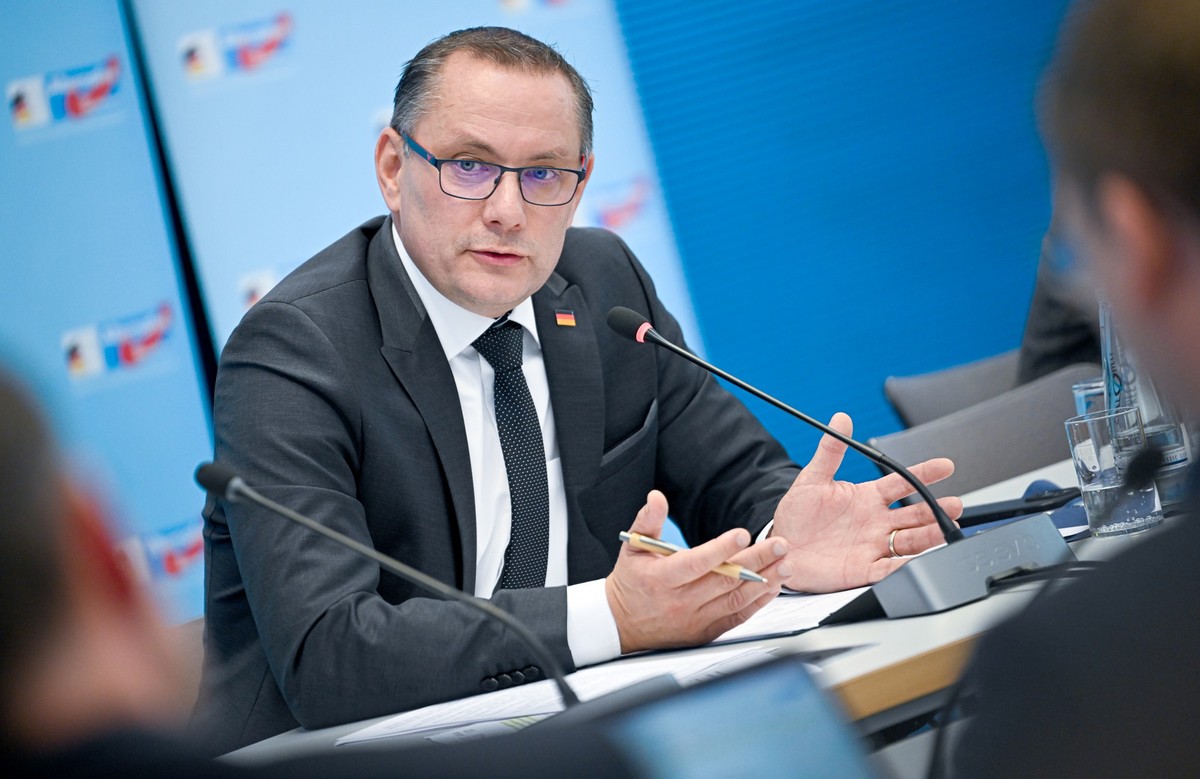 ARCHIV - 11.10.2023, Berlin: Tino Chrupalla, AfD-Bundesvorsitzender, �u�ert sich bei einer Pressekonferenz in Berlin zu einem Vorfall in Ingolstadt. Chrupalla war Anfang Oktober 2023 vor einer geplant ...