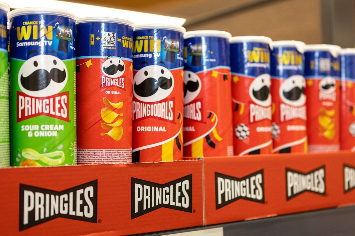 Deutschland 29. November 2022: Im Bild: In einem Regal stehen Verpackungen der Firma Pringles. Bei Pringles handelt es sich um ein Snackprodukt. Landkreis Osnabrück Niedersachsen *** Germany 29 Novemb ...