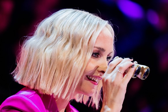 23.10.2021, Nordrhein-Westfalen, K�ln: Gast Janin Ullmann aus dem Rateteam sitzt in der Prosieben-Show &quot;The Masked Singer&quot;. Foto: Rolf Vennenbernd/dpa +++ dpa-Bildfunk +++