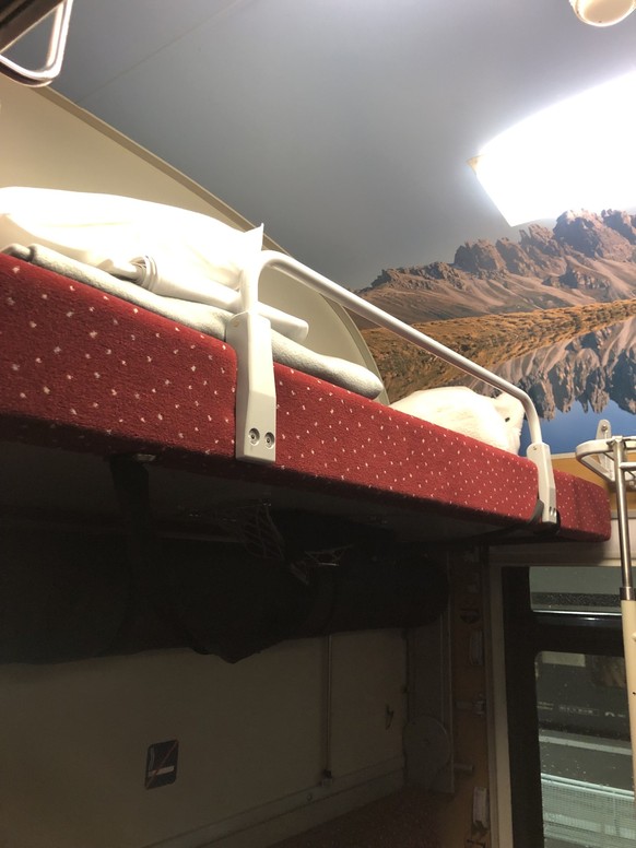 Viel Platz zur Decke ist im oberen Bett des Nightjets von Zürich nach Hannover nicht. Das macht das Reisen mit dem Nachtzug nicht unbedingt komfortabler.