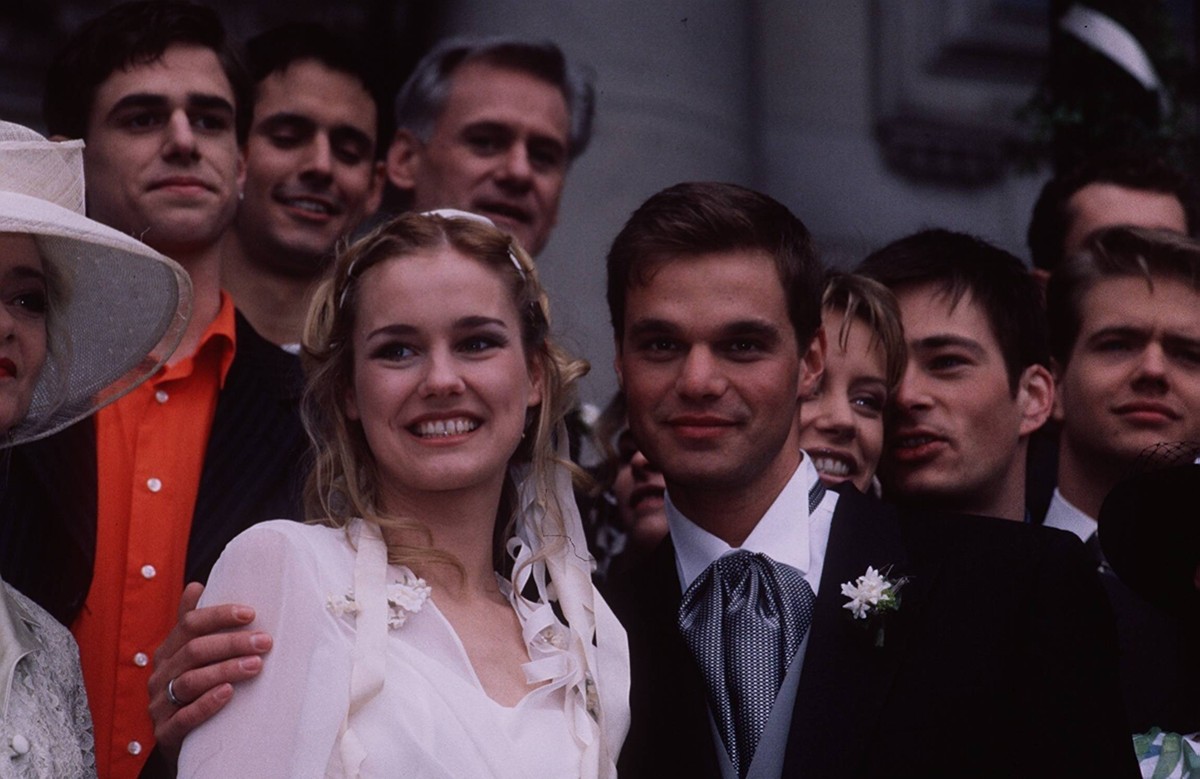 Gute Zeiten - Schlechte Zeiten (RTL): Rhea Harder mit Raphael Schneider 04/98 te Schauspiel TV Fernsehen Serie Szene Verkleidung Brautkleid Frack stehend umarmend Hochzeit Menschen halb quer

Good Tim ...